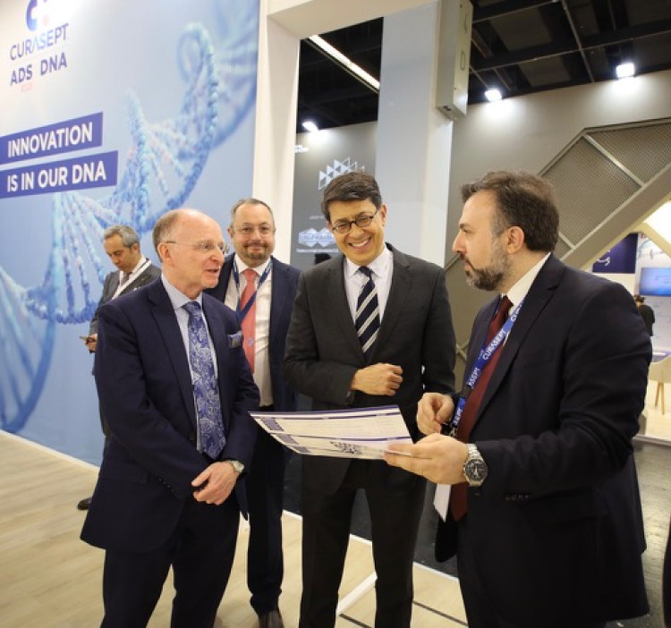 IDS 2025: Il Console Generale Luis Cavalieri inaugura l’area Curasept a Colonia